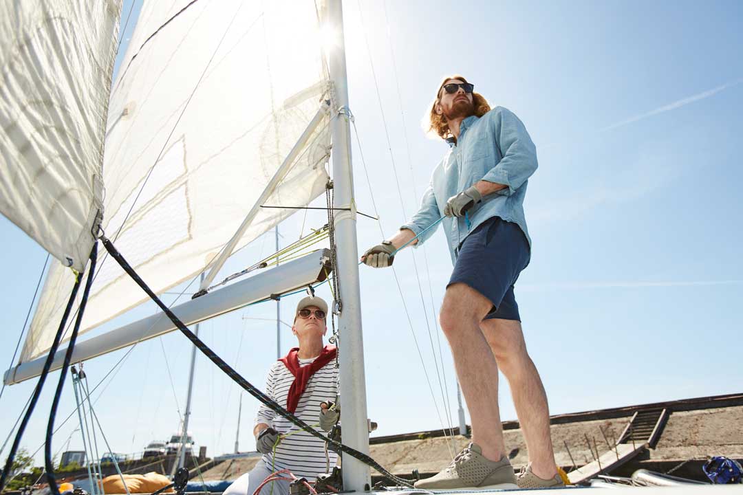 Navigation à la voile : comment passer de passager à équipier ?